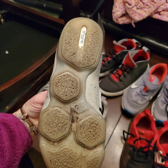 Boys nike kyrie shoes - Picture 6 of 6